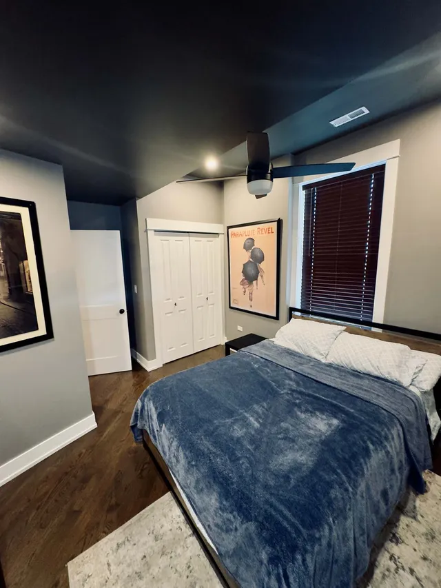 Spacious 4-bedroom apartment with WiFi, AC