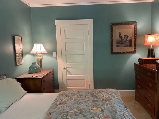 Cozy Queen Room with shared bath