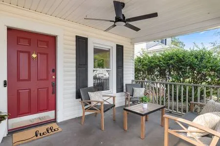 Location! 3BR Cottage in Downtown by Fluor Field
