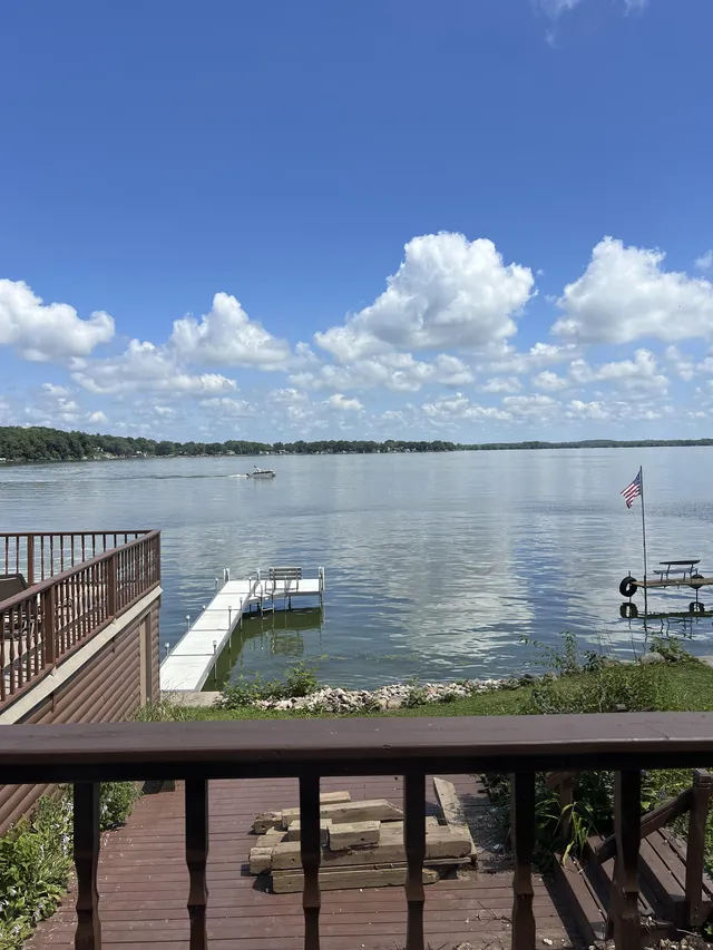 Spacious 5BR Lakefront Home Near Madison