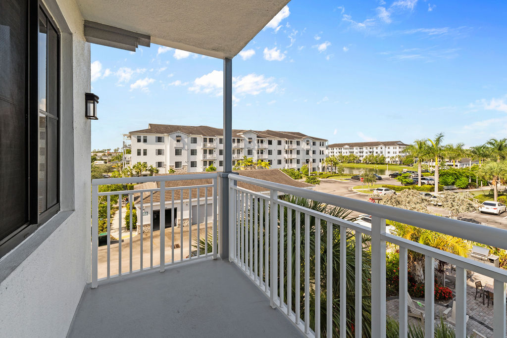 Luxury 2BR Retreat with Pool, Spa & Gym in Naples