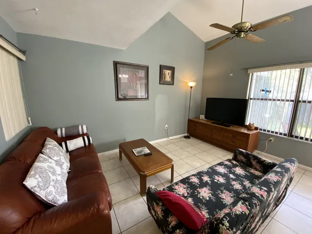 3/2 Townhouse Close to UF, Hospitals and Shopping