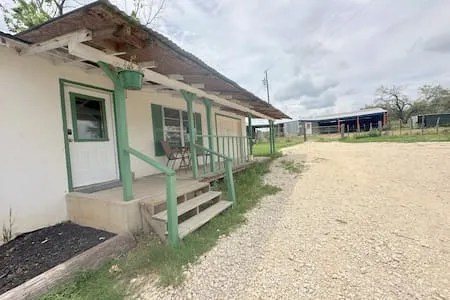 Hico Farmhouse 7 | Ranch Animals | 1BR Sleeps 6