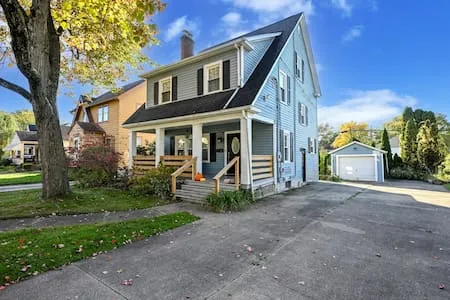 Sleeps 12 + BBQ + AC + Outdoor Smoking Allowed