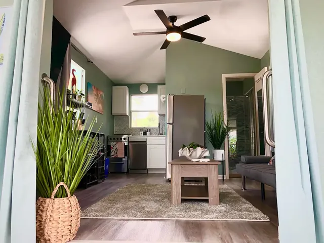 Charming Cottage near Beach Blvd
