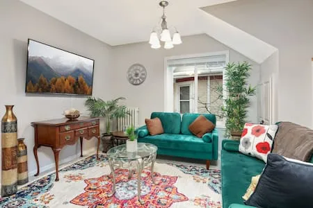 Upper level duplex near everything
