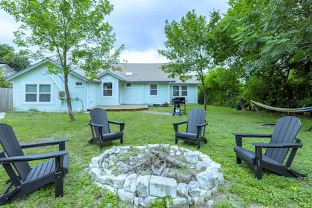 Super Cute Modern Studio w/Huge Backyard