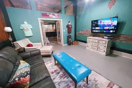 The Cranny at Main Street Suites