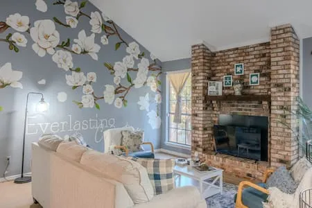 Vibrant King Bed Suite, 4BR, Mural, & Close Beach!