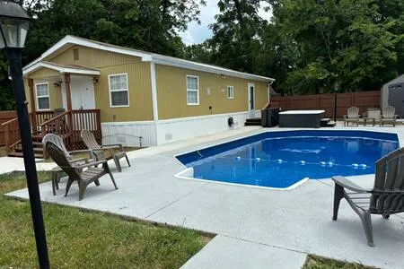 Luxurious 2BR/2BA Apt w/Shared Backyard Pool & Spa