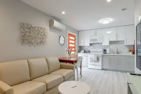 Clean Private Entrance 1BD/1BA w/AC FULL kitchen