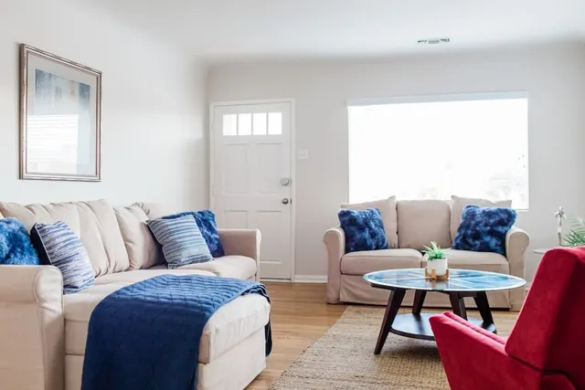 3 BD w 2 Ensuite Baths / Central AC / Patio