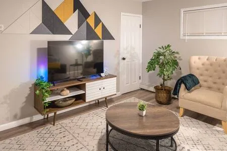 Stylish 2 Bed: Pet-friendly, Fenced yard, Laundry