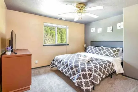 Bedroom B w/ smart TV