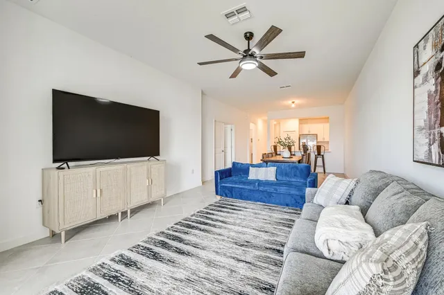 Beautiful 3 bed 2 bath with lake view/near beaches