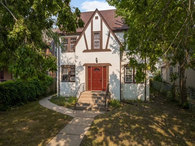 1 BR Apartment + Garage!