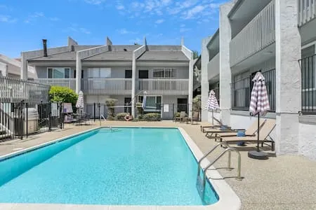 Modern 1 BR, Central, Pool, Parking, BBQs
