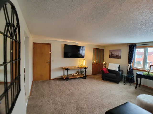 SPACIOUS UPPER APARTMENT WITH CONVENIENT LOCATION