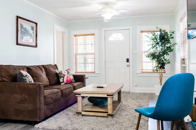 2 BD in Quiet Neighborhood + AC, Desk, Fast Wifi