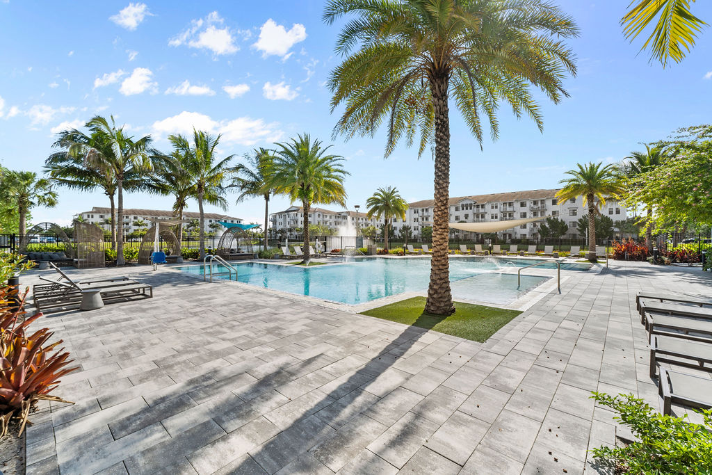 Stylish 2BR Condo | Pool Gym & WiFi | Monthly Stay