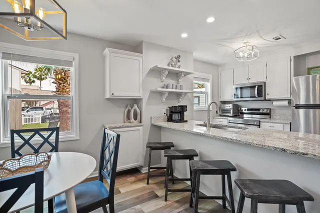 PCB - Walking Distance to DEEDED BEACH & Pools