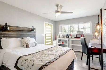 Cozy studio queen bed in quiet safe neighborhood
