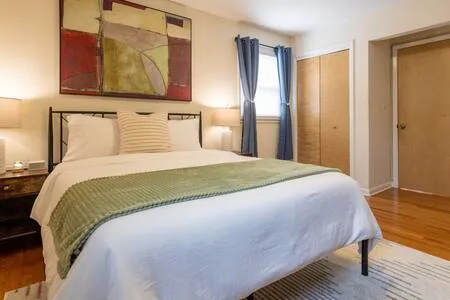 Luxe Belleville 1 Bed: Pets OK, Parking, Laundry