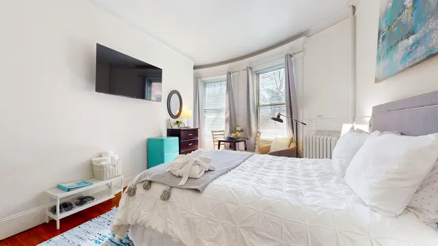 Newly Renovated Furnished Private Room, 10min walk