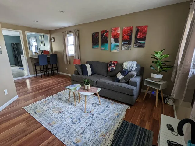 1b1b cottage with backyard, near hospital