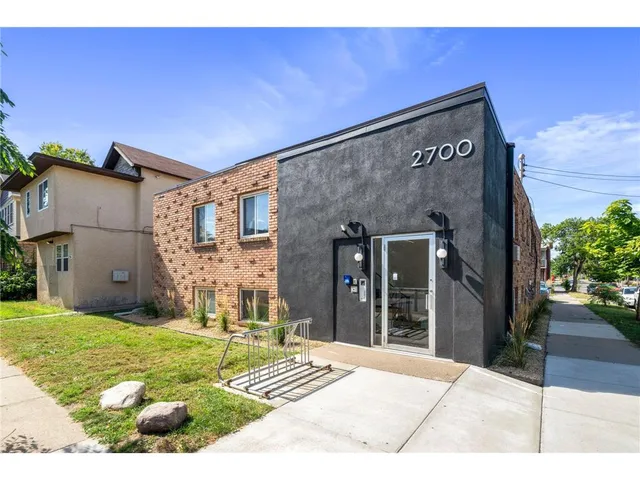 Lyn-Lake Uptown Stunner (one-bedroom)