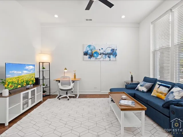 Chic 2-bedroom/2-bath apartment in Chicago