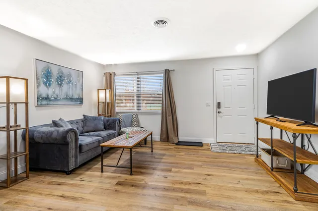 Just off the Riverwalk Downtown Jeff - 1 Bedroom