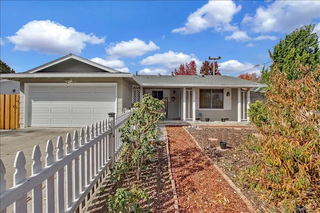 Charming 3BD Paradise with Fruit Garden & Sunroom