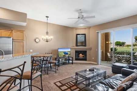 Lake View Townhome 2/2