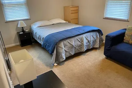 Private Suite, Bed/Bath/Kitchenette. EZ to DT Indy