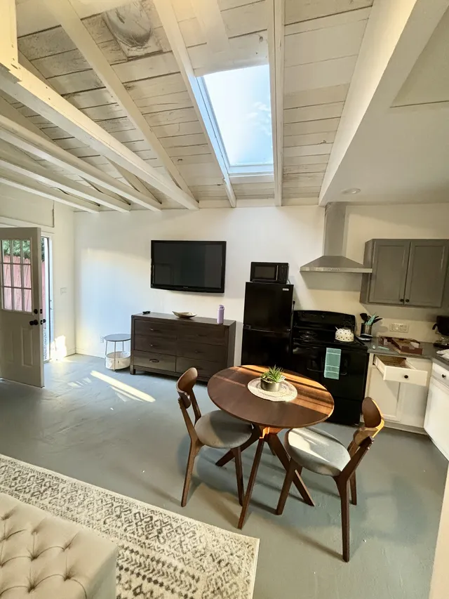 Cozy Studio Guesthouse for rent- Woodland Hills