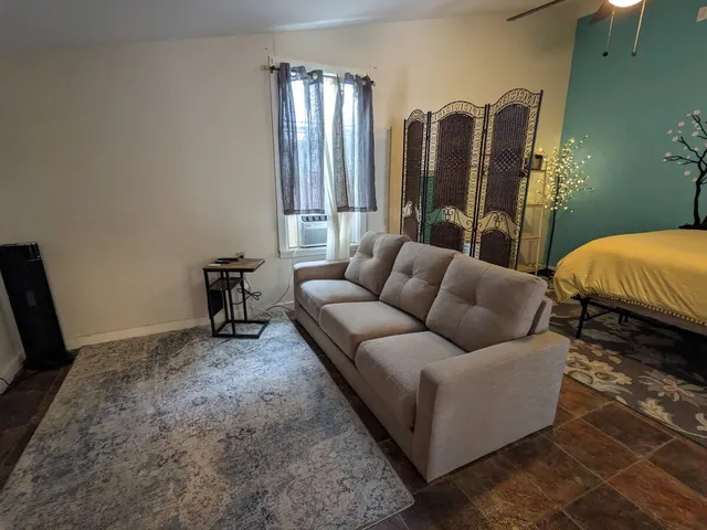 Free parking, studio near downtown