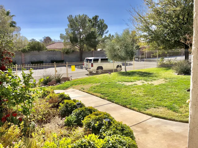 Furnished 2BR Home - Pool & Yard - Medical / Corp