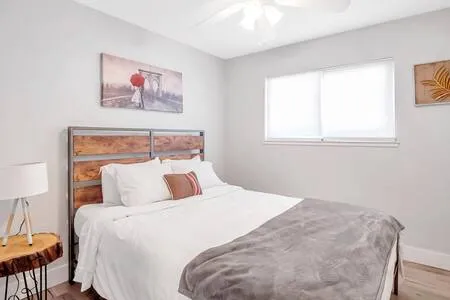 1 Bedroom 1 bath unit FULL kitchen unit w/AC
