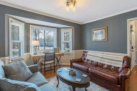 Modern Cozy Hideaway Near North Hills + Workspace!