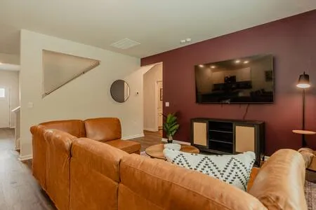 5BR/3B, 8 beds, Sleeps 13, Pet Friendly (Maroon)