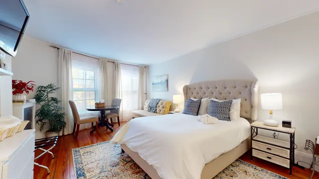 Large Private Room, walk to Fenway, BU, Hospitals