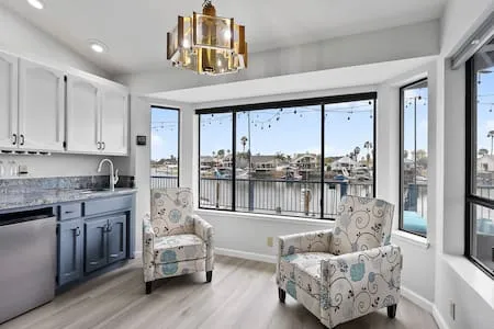 Modern Waterfront  - Private dock, paddleboat, BBQ