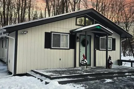 Cozy 1-Floor Pocono Pond Retreat w/ Game Room Fun!