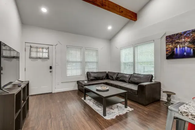 3B2B month rental fenced backyard near River Walk