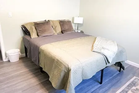 2 Bed  1 bath Cozy Apt. Close to Peterson SFB