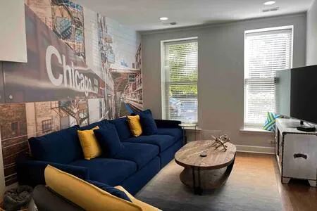 Trendy West Town Flat - 2 bed / 1.5 bath w parking