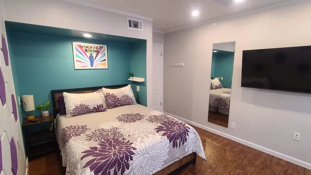 Comfy bedroom with private bath in Highland Hills