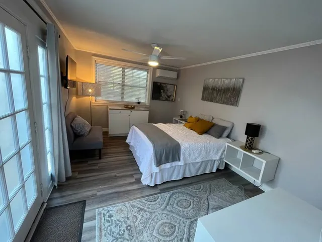 Beautiful Downtown Room w. Private Entry & Bath