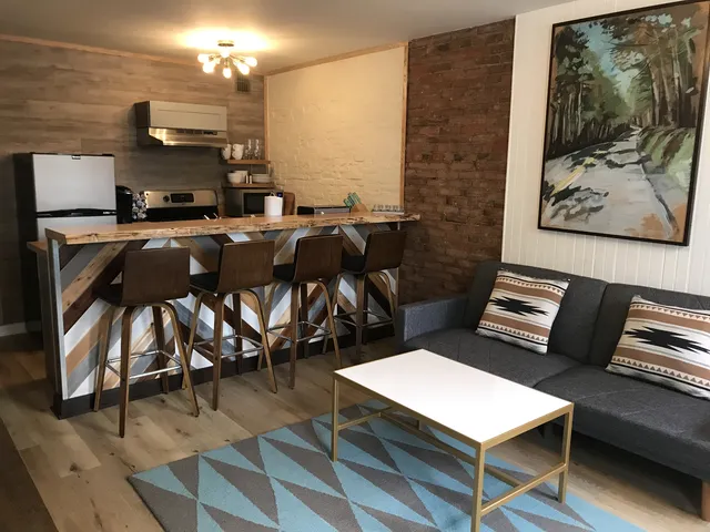 Nice, Clean, Chic 1 Bedroom Apt, w/outdoor patio!